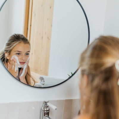 Le rituel du nettoyage du visage : un moment doux et ludique pour les enfants