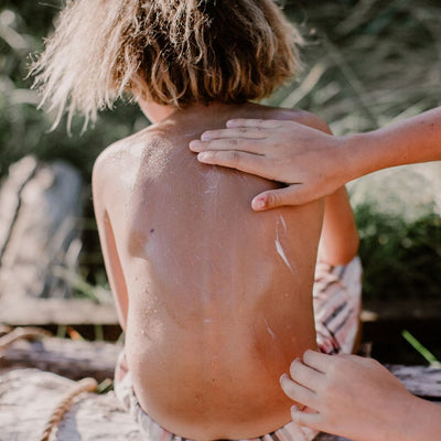 Soleil + piscine + mer : la routine peau et cheveux des enfants en été