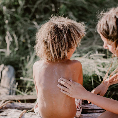 Routine solaire complète pour l’été : protéger son enfant à la mer, à la montagne et en ville