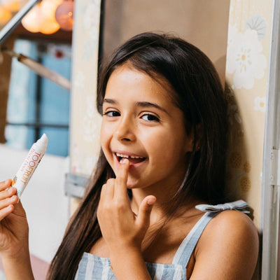 Lèvres sèches chez l'enfant : les gestes à éviter pour un joli sourire !
