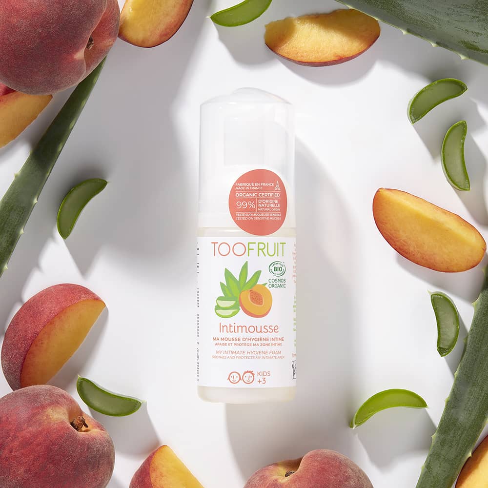 Mousse d'hygiène intime Intimousse certifiée bio pour enfant TOOFRUIT entourée de fruits