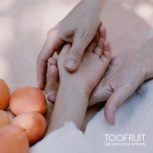 mains parent enfant abricot-toofruit